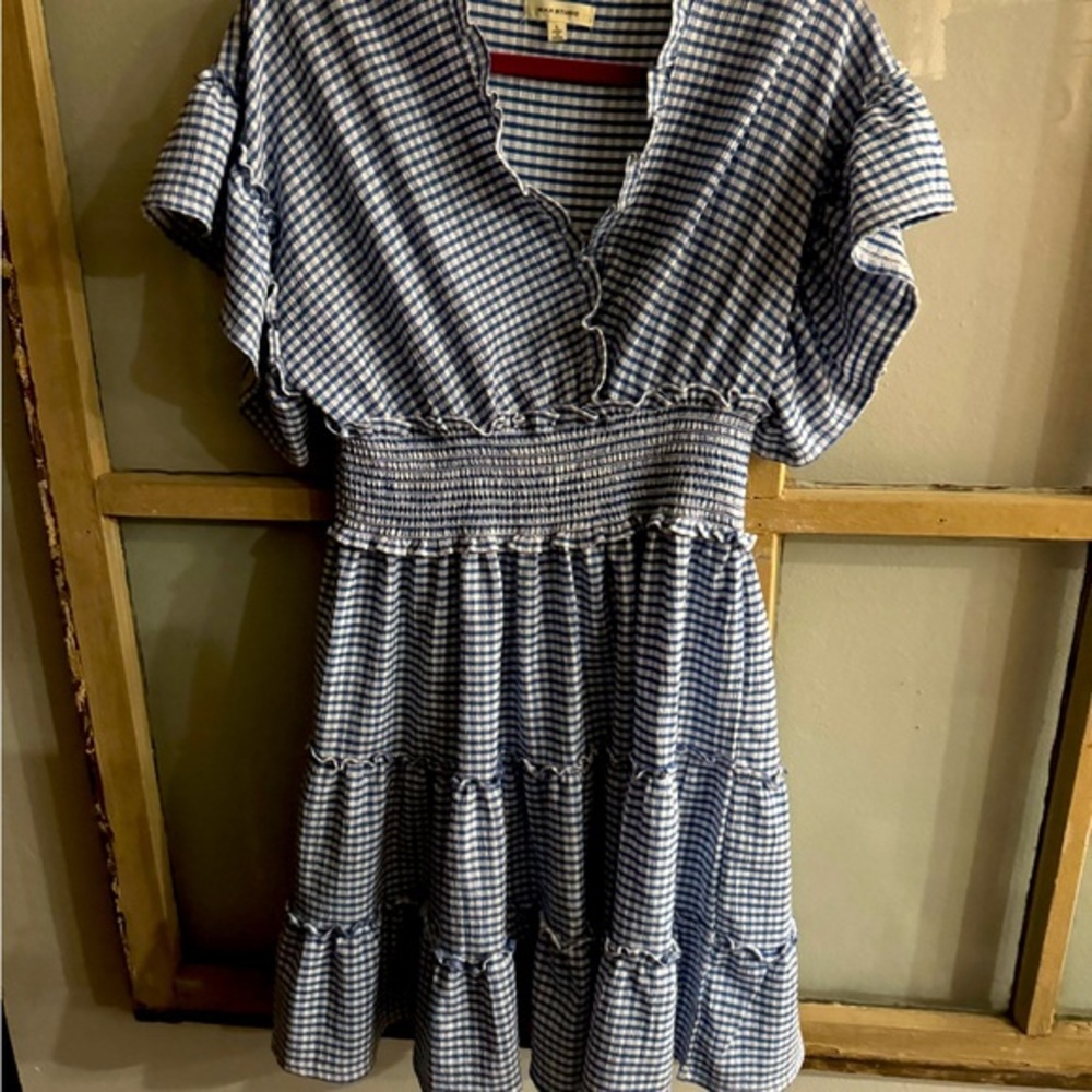 MAX STUDIO 💙super FLATTERING dress!! Fabric travels well- zoom in for details💙